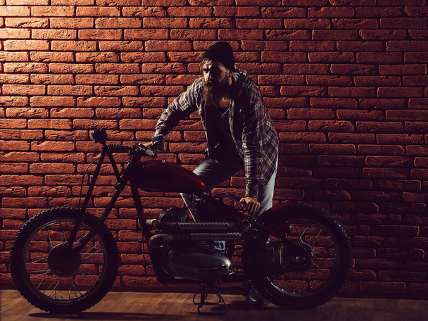 Szakállas motoros ember motorkerékpár - Fotó, kép