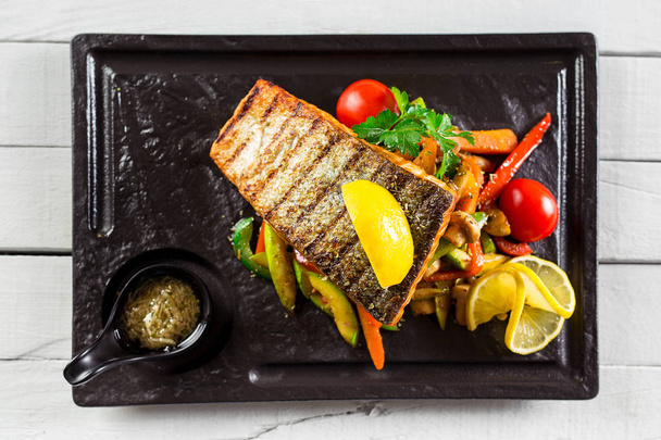 Grilled salmon with vegetables - Foto, afbeelding