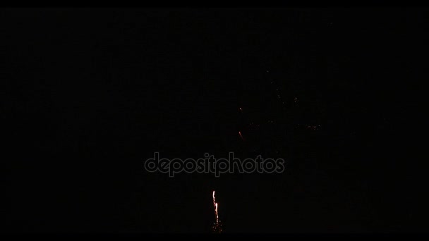 Lassú mozgás, külön a fekete háttér gyönyörű tűzijáték - Felvétel, videó