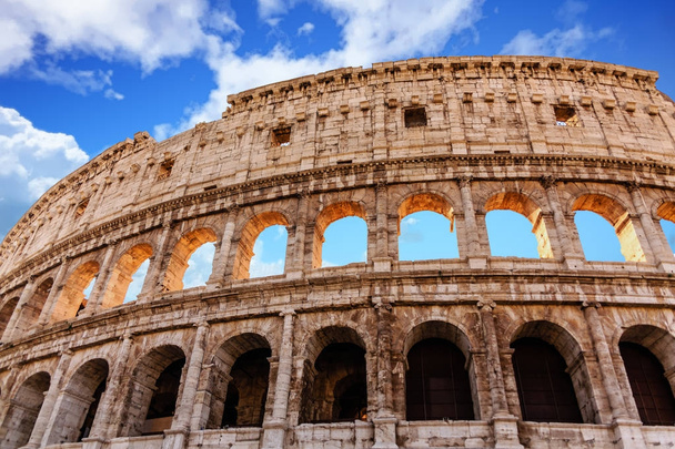 Colosseum pod modrou oblohou - Fotografie, Obrázek