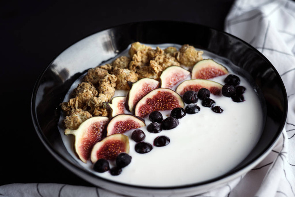 Miska z świeżych fig i jagody na tle, widok z góry, koncepcja zdrowe śniadanie - Zdjęcie, obraz