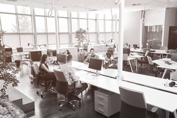 Стартап-бизнес группа, работающая каждый день на современной коворкинг офисной площади
 - Фото, изображение