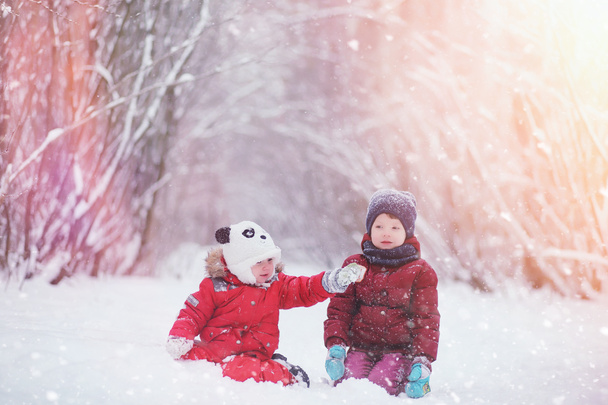 Młode rodziny z dziećmi są spacery w parku zimowym. Garniturów źim - Zdjęcie, obraz