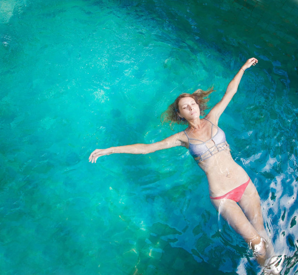mladá žena relaxaci v bazénu - Fotografie, Obrázek