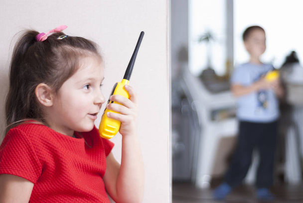 niños juegan con walkie-talkie
 - Foto, imagen