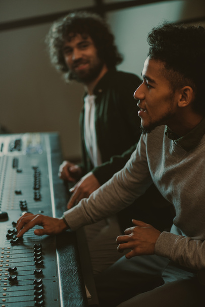 jeunes producteurs de sons concentrés au studio d'enregistrement
 - Photo, image