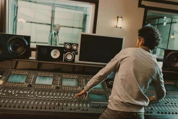 junger Tonproduzent nimmt Song im Studio auf - Foto, Bild