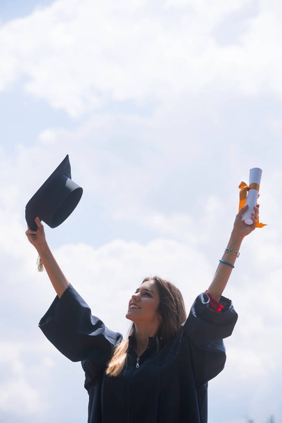 Mujer feliz en su día de graduación Universidad. Educación y personas
. - Foto, Imagen