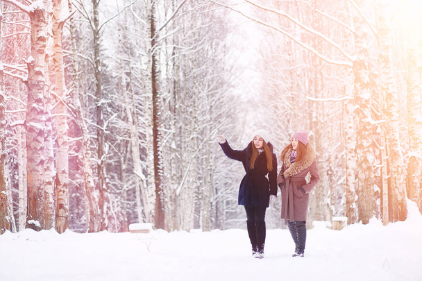 Egy fiatal lány, egy téli parkban sétálni. Karácsonyi ünnepek-t - Fotó, kép