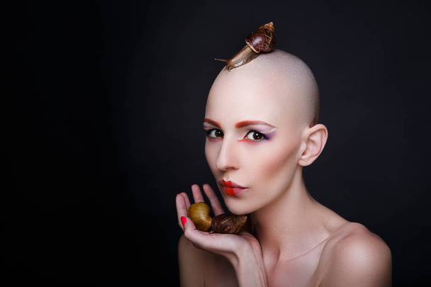 Mujer con caracoles
 - Foto, Imagen