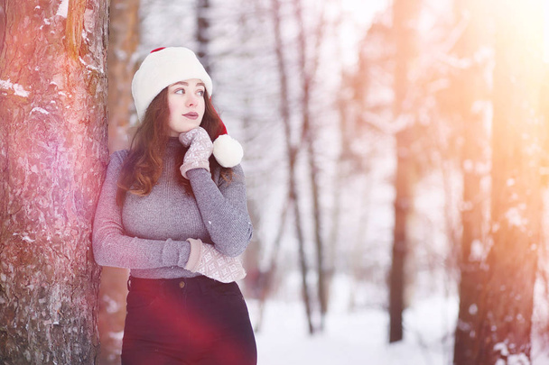 Mladá dívka ve winter parku na procházku. Vánoční svátky v t - Fotografie, Obrázek
