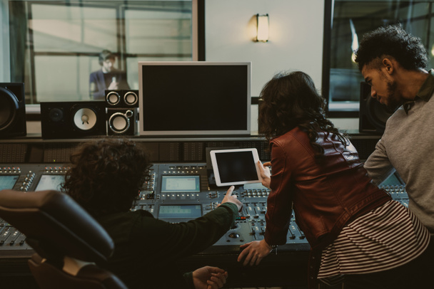 producteurs sonores utilisant la tablette ensemble au studio d'enregistrement
 - Photo, image