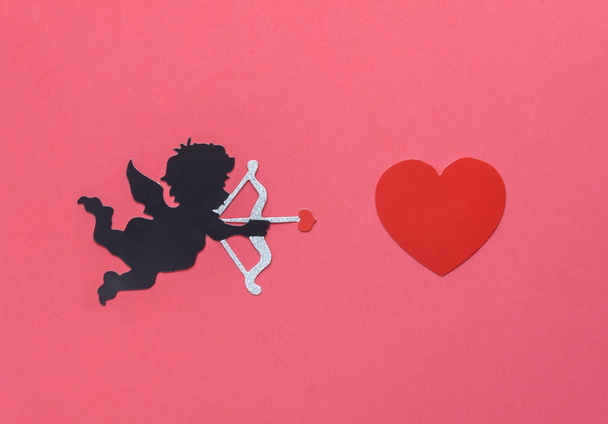 Plochá laických letecký snímek znamení valentinky den pozadí konceptu. DIY Foto stánku rekvizity Amor střílí šipky červené srdce na moderní rustikální růžové tapety na domácí stůl studio.pastel tón - Fotografie, Obrázek
