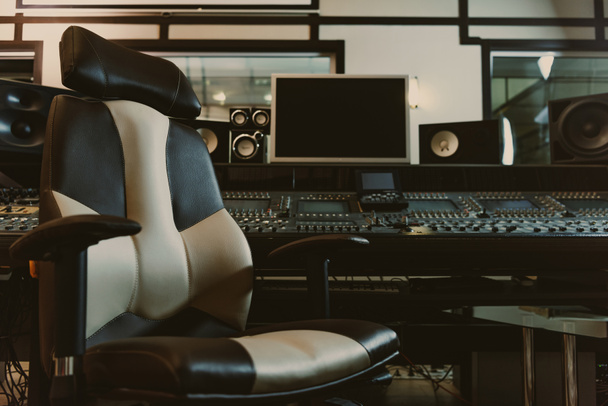 sillón delante del ecualizador gráfico en el estudio de grabación
 - Foto, Imagen