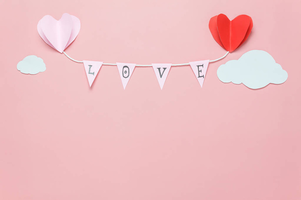 Plat lag beeld van decoratie Valentijnsdag achtergrond concept. Tekst teken van seizoen met papier knippen ballon liefde blijft hangen op mooie roze hemel met cloud. Meerdere objecten op roze wallpaper.pastel Toon. - Foto, afbeelding