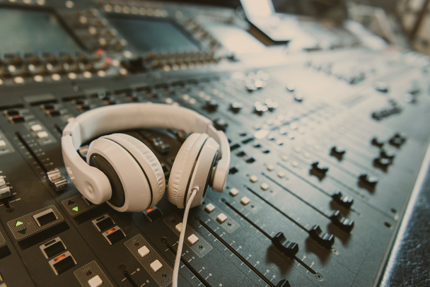 κοντά shot της ακουστικά στο γραφικό ισοσταθμιστή στο στούντιο ηχογράφησης - Φωτογραφία, εικόνα
