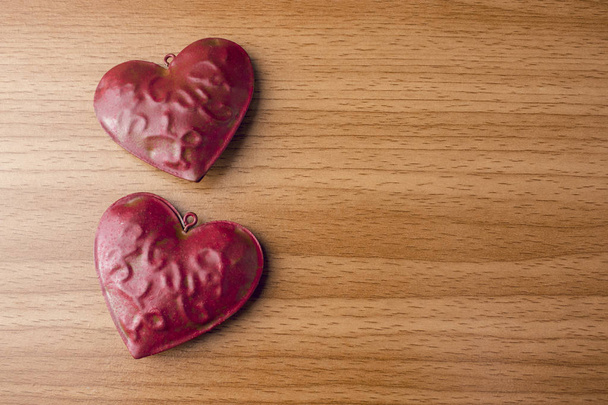 dvě červené vintage srdce na dřevě v valentine koncepce - Fotografie, Obrázek