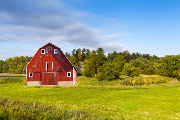 Traditional American Red Barn With Blue Sky - Fotografie, Obrázek