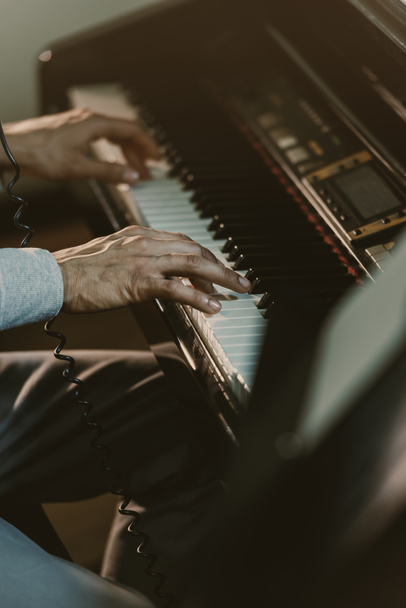 recortado disparo de hombre tocando el piano moderno miano con almohadilla eléctrica
 - Foto, Imagen