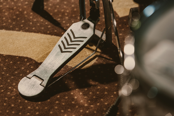 close-up shot of drum pedal on carpet - Foto, Imagem