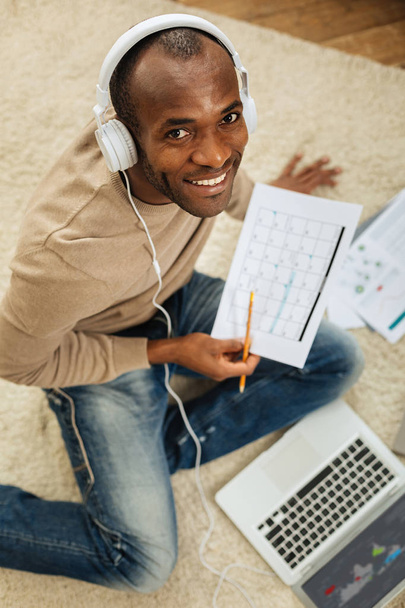Happy businessman listening to music - Foto, Bild