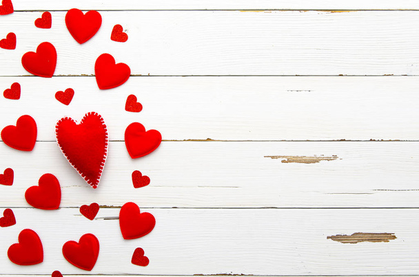 Coeurs rouges isolés sur fond de bois blanc. L'amour. Fond Saint-Valentin. Maquette plate
. - Photo, image