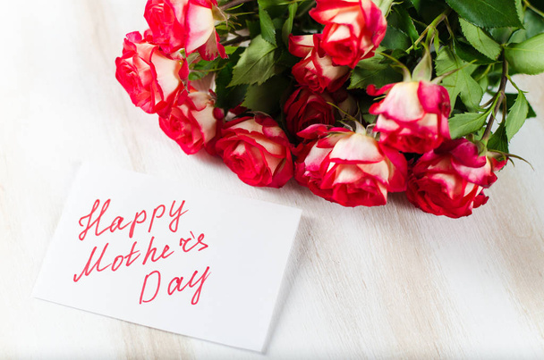 Bonne carte postale de la fête des mères avec des roses bouquet
. - Photo, image