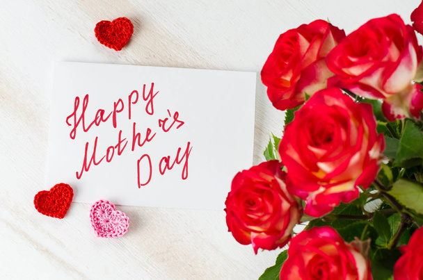Κόκκινα τριαντάφυλλα και κάρτα με κείμενο Happy Ημέρα της μητέρας - Φωτογραφία, εικόνα