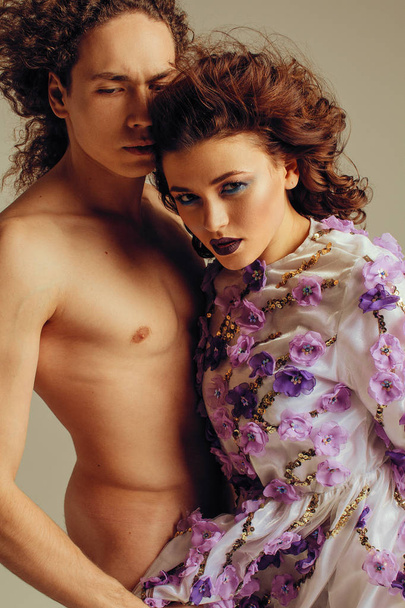 Όμορφη και αισθησιακή ζευγάρι με σγουρά μαλλιά και μακιγιάζ - Φωτογραφία, εικόνα