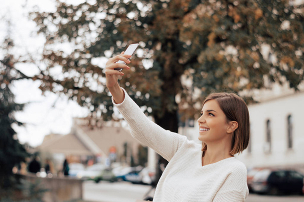 young girl taking a selfie  - Φωτογραφία, εικόνα