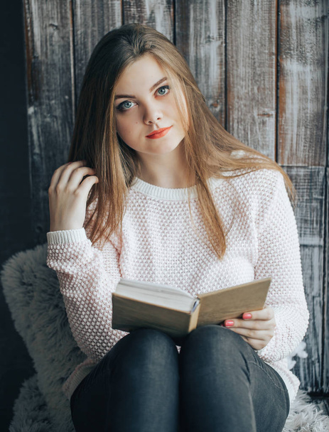 Young beautiful girl reading a book - Foto, afbeelding
