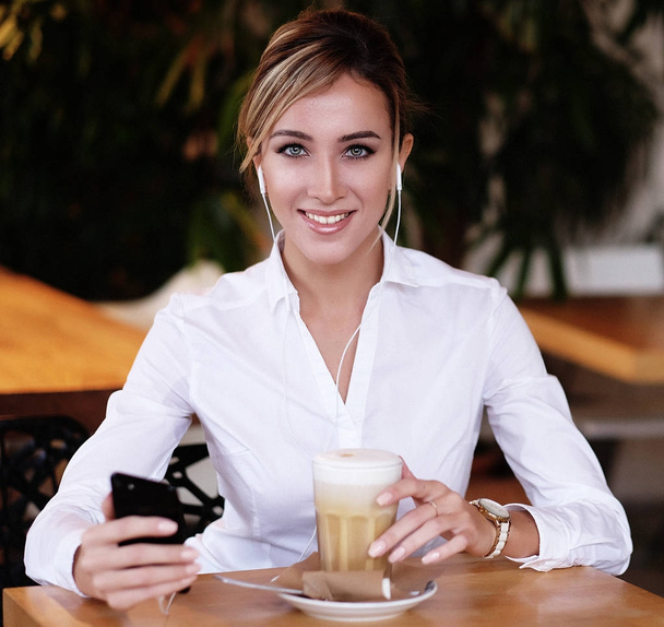lifestyle and people concept: Woman using mobile phone at cafe - Foto, imagen