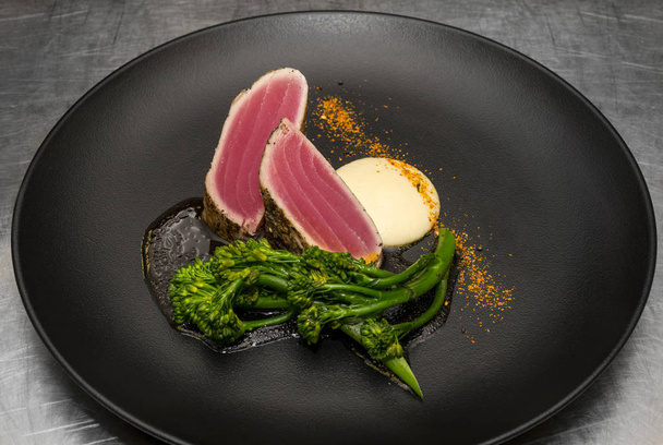 Gegrilde tonijnsteak met Broccoli  - Foto, afbeelding