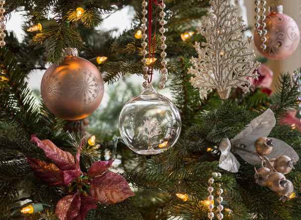γυάλινη σφαίρα σε λεπτομέρεια χριστουγεννιάτικο δέντρο - Φωτογραφία, εικόνα