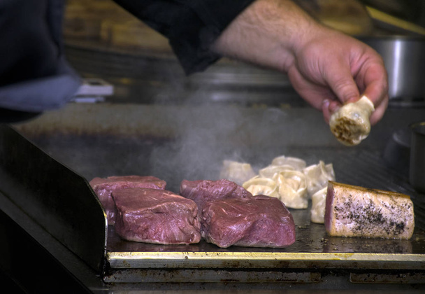 Kuchař dá maso na gril - Fotografie, Obrázek