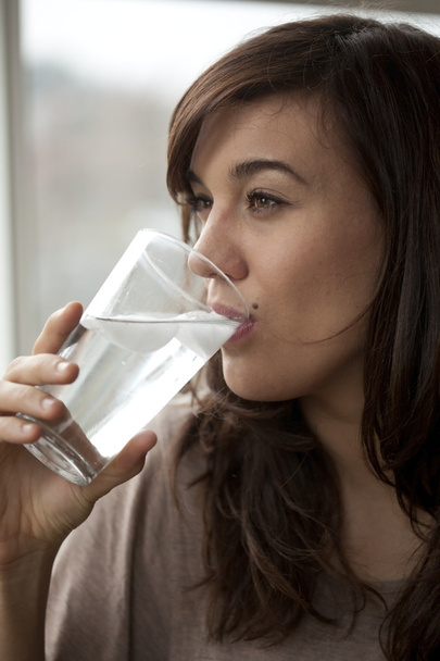 Young Woman Drinking Water - Valokuva, kuva