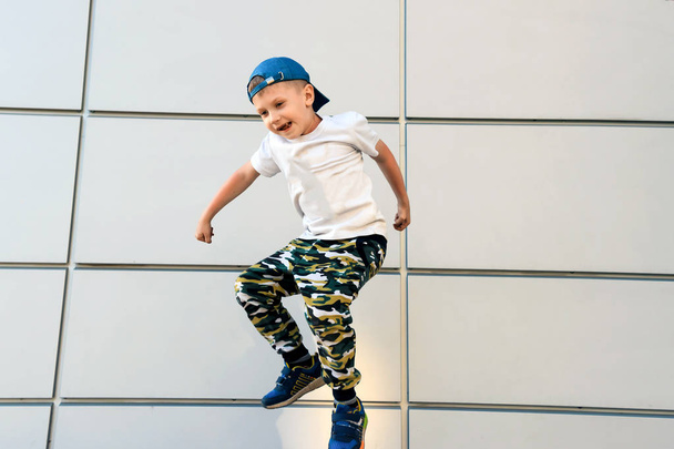 The boy jumped up against the wall - Foto, imagen