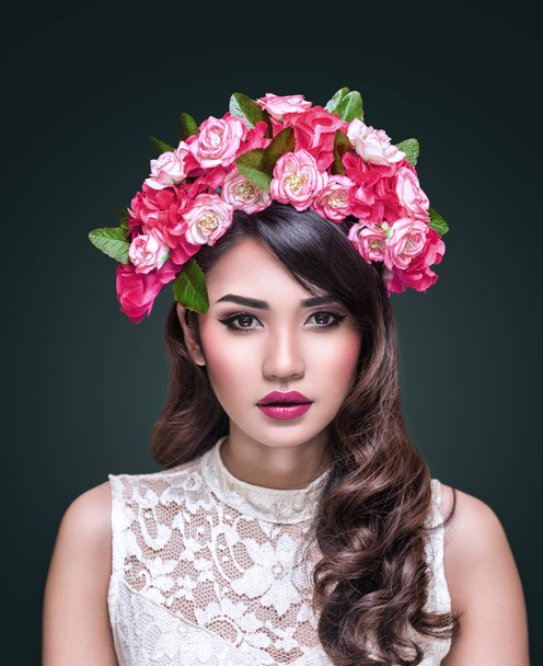 Portrait of beautiful asian woman with flower wreath - Foto, Imagem