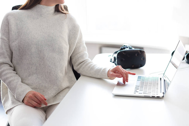 Žena pracující v laptopu - Fotografie, Obrázek