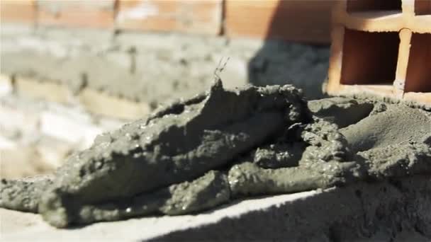 Εργαζόμενος με τούβλα και τσιμέντο - Πλάνα, βίντεο