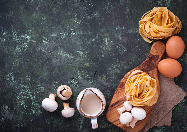Zutaten zum Kochen von Pasta mit Pilzen - Foto, Bild