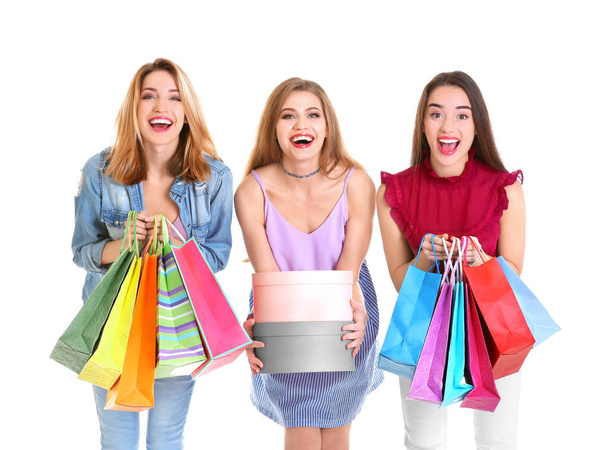 Onnellisia nuoria naisia ostoskassit ja laatikot valkoisella taustalla
 - Valokuva, kuva