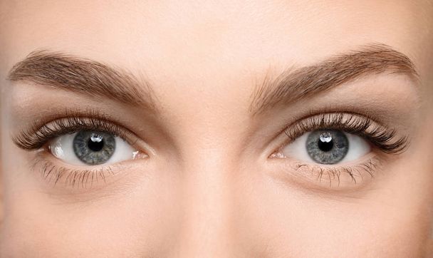 Hermosos ojos femeninos con pestañas largas, primer plano
 - Foto, Imagen