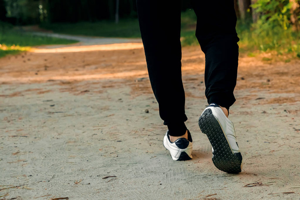 公園で朝のジョギング男子クローズ アップ コピー領域を開脚 - 写真・画像