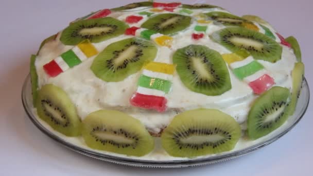 taart versierd met verse kiwi 's - Video