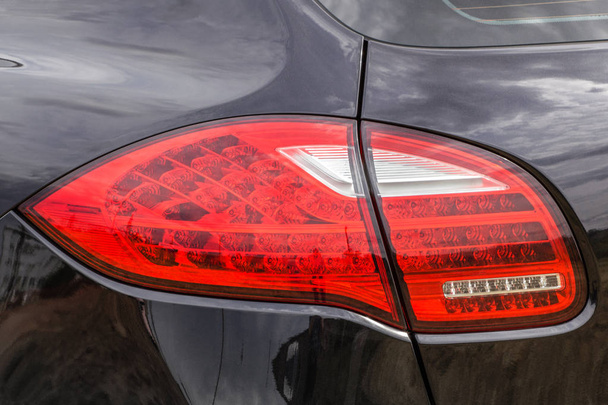 Egy modern tekintélyes autó hátsó lámpája - Fotó, kép