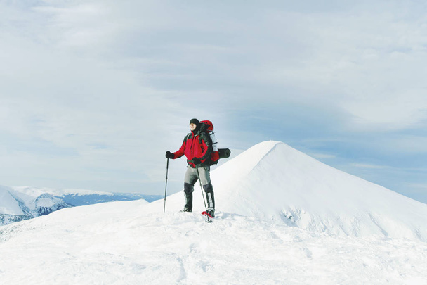 Snowshoe walker running in powder snow with beautiful sunrise li - Foto, Imagen