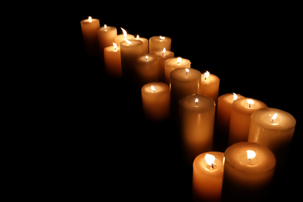 Muchas velas encendidas sobre fondo oscuro
 - Foto, Imagen