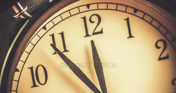 viejo reloj despertador grunge vintage está mostrando el movimiento del mediodía o medianoche. Son las doce, festivo feliz año nuevo festivo y navidad o concepto de almuerzo, efecto time-lapse
 - Metraje, vídeo