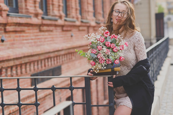 Marche printanière d'une fille avec un bouquet de fleurs
 - Photo, image